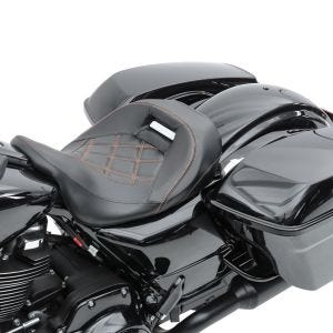 Solo sete lav profil egnet for Harley Davidson Road King Classic 09-19 førersete Craftride RH3 svart oransje