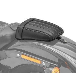 Pillion sete egnet for Harley Davidson Softail Street Bob / Standard 18-24 passasjersete Craftride Stripe DPLU2