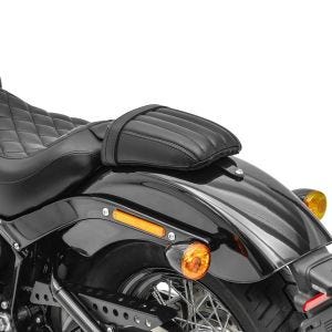 Pillion sete egnet for Harley Davidson Softail Street Bob / Standard 18-24 passasjersete Craftride Stripe DPLB
