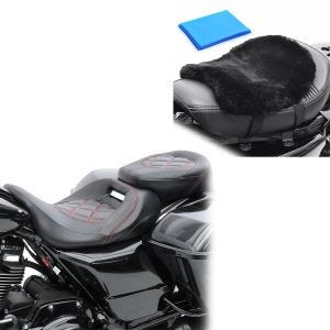 Sett: Sete egnet for Harley Davidson Touring 09-24 Craftride RH3 svart-rød + setepute med gelpute LG14 lammeskinn 32 x 27 cm