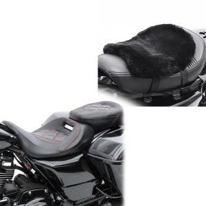 Sett: Sete egnet for Harley Davidson Touring 09-24 Craftride RH3 svart-rød + setepute CA910 lammeskinn 32 x 27 cm