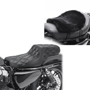 Sett: Dobbeltsete egnet for Harley Davidson Sportster 04-20 Craftride SP4 svart + sittepute CA910 lammeskinn 32 x 27 cm